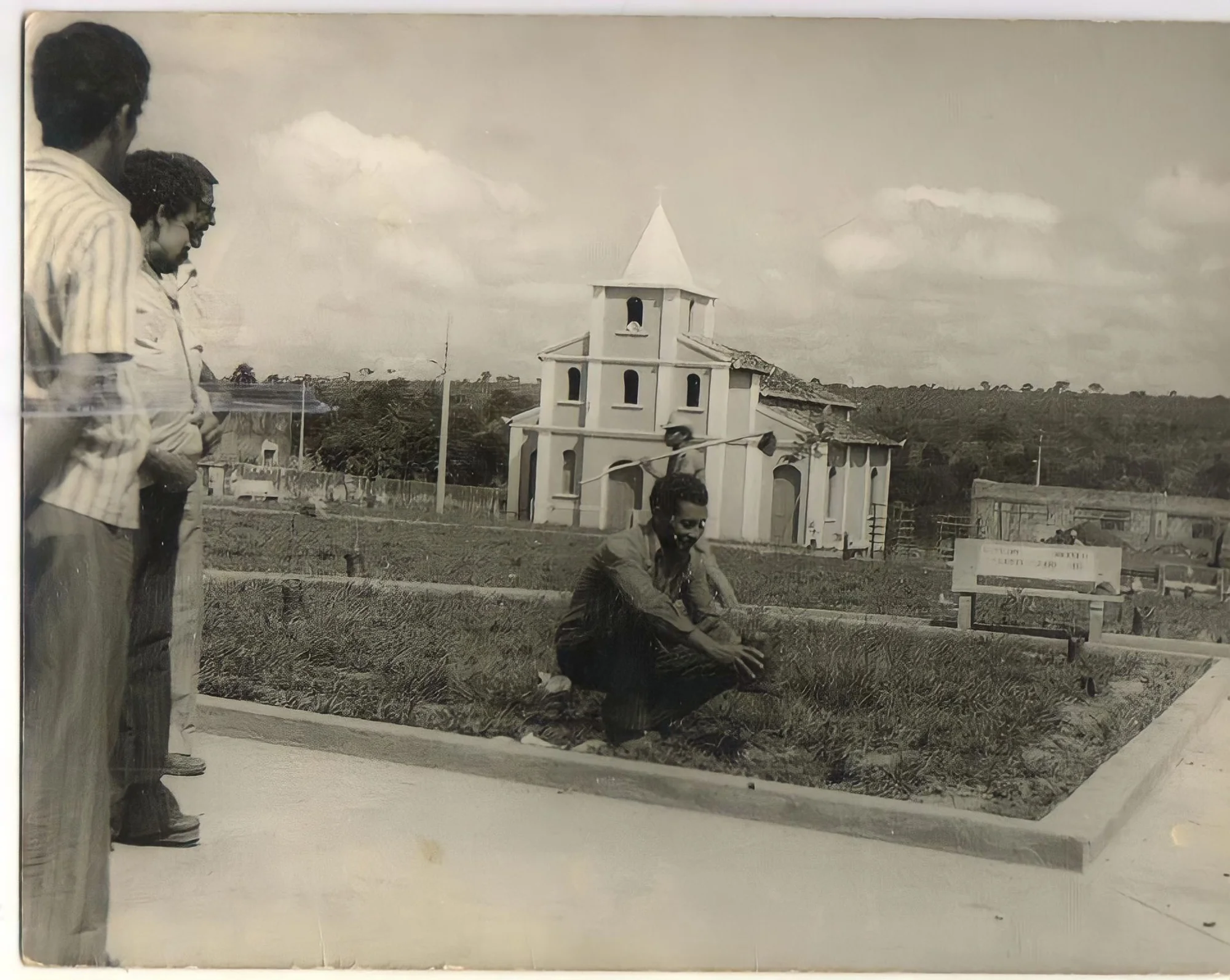 /image/lagoa-dos-patos-mg-celebra-60-anos-de-emancipacao-politica?src=https%3A%2F%2Fsalamineira.netlify.app%2Ffotos-antigas%2Fremini%2Ffotos-antigas-lagoa-dos-patos-mg-10.jpg&w=2000&q=85