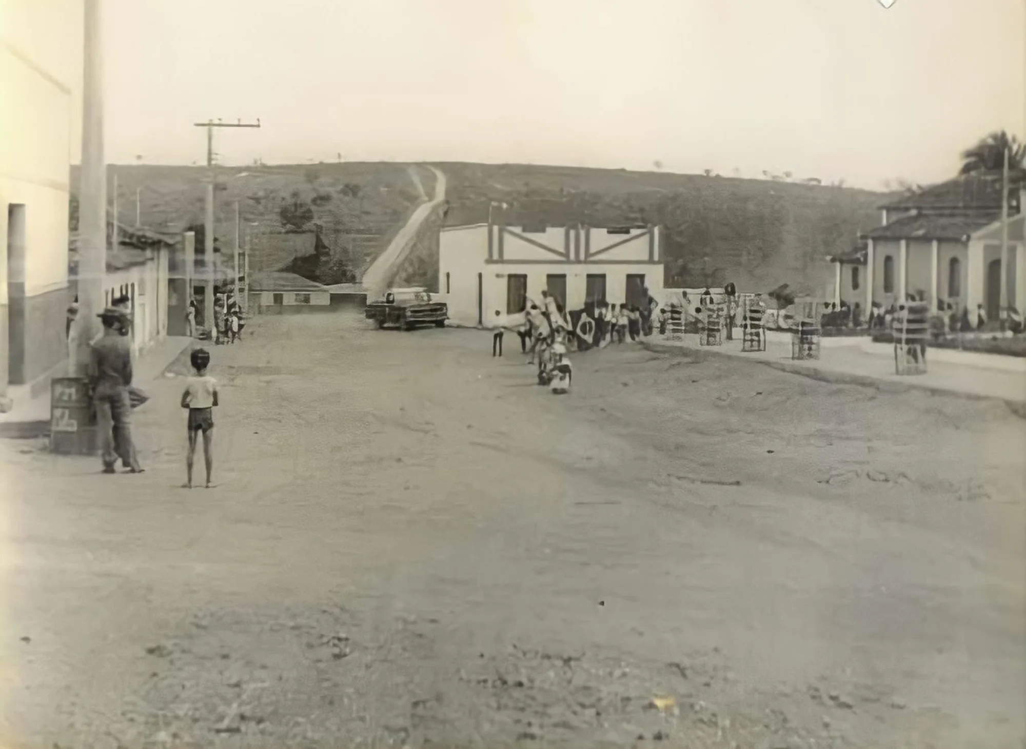 /image/lagoa-dos-patos-mg-celebra-60-anos-de-emancipacao-politica?src=https%3A%2F%2Fsalamineira.netlify.app%2Ffotos-antigas%2Fremini%2Ffotos-antigas-lagoa-dos-patos-mg-5.jpg&w=2000&q=85