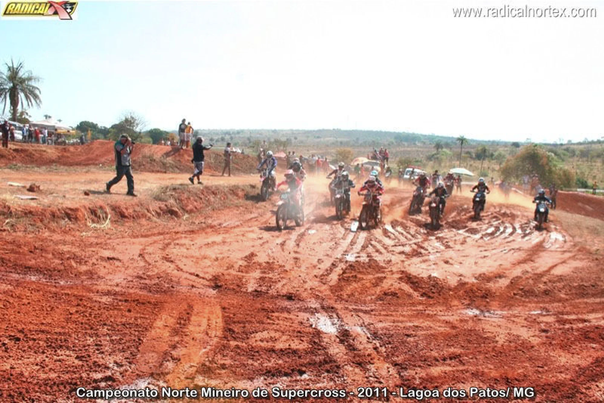 /image/lagoa-dos-patos-mg-celebra-60-anos-de-emancipacao-politica?src=https%3A%2F%2Fsalamineira.netlify.app%2Ffotos-antigas%2Fremini%2Ffotos-antigas-lagoa-dos-patos-mg-86.jpg&w=2000&q=85