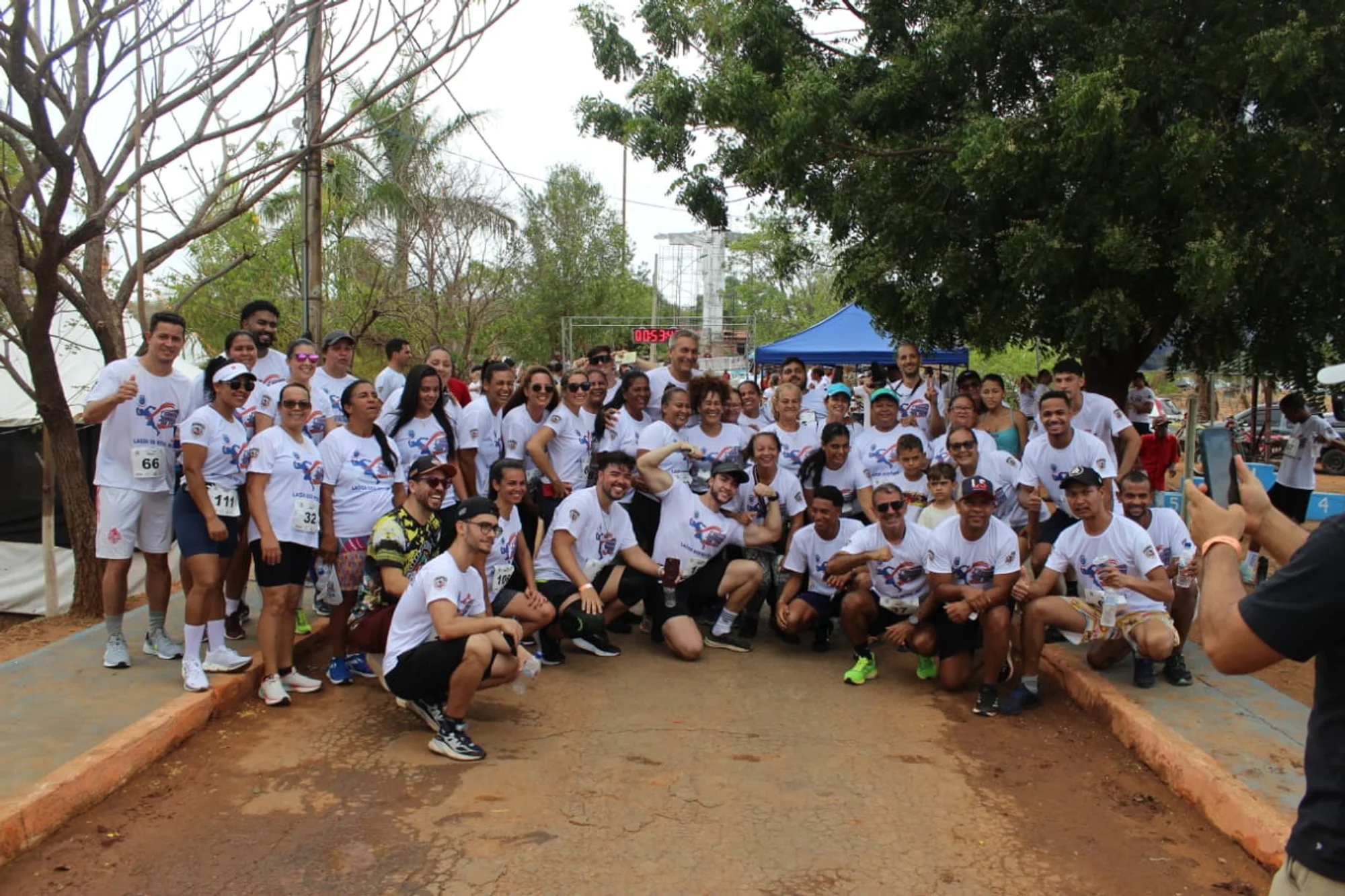 /image/lagoa-dos-patos-mg-realiza-a-1a-caminhada-e-corrida-o-1o-torneio-de-peteca-e-o-5o-trilhao-dos-coqueiros-no-balneario-da-lagoa?src=https%3A%2F%2Fimg1.pixhost.to%2Fimages%2F10360%2F663752694_whatsapp-image-2025-11-11-at-15-49-46.jpg&w=2000&q=85